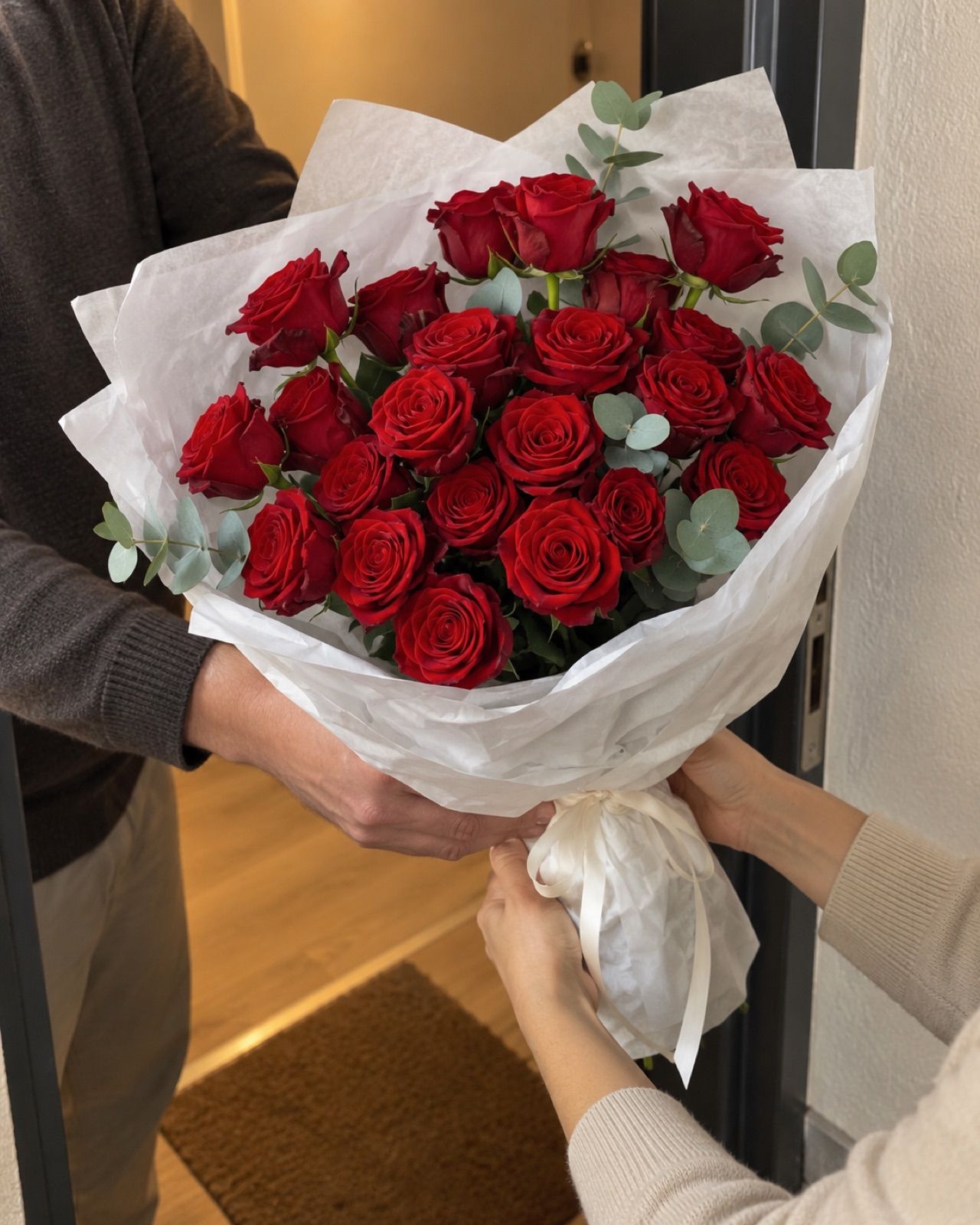 Diagonal 21: 21 rosas rojas de 60 cm con eucalipto, en papel de seda y lazo de raso