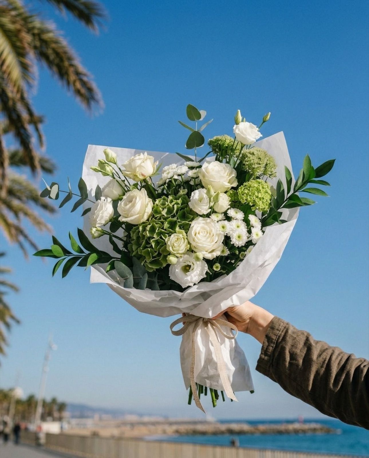 Calma: Roses, lisianthus i crisantem blancs amb hortènsia verda i eucaliptus