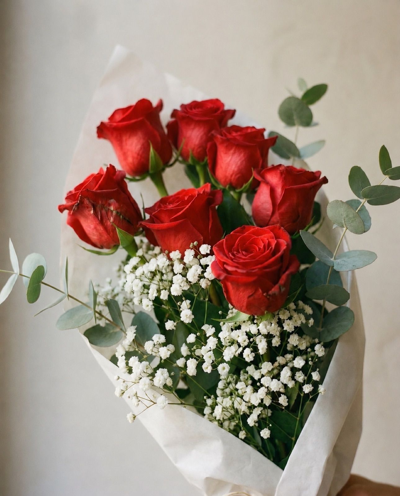 Diagonal 7: 7 rosas rojas de 50 cm con paniculata y eucalipto