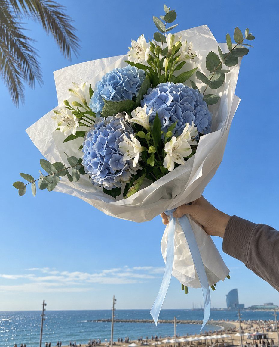 Hortensias azules: 3 hortensias azules con 6 alstroemerias blancas