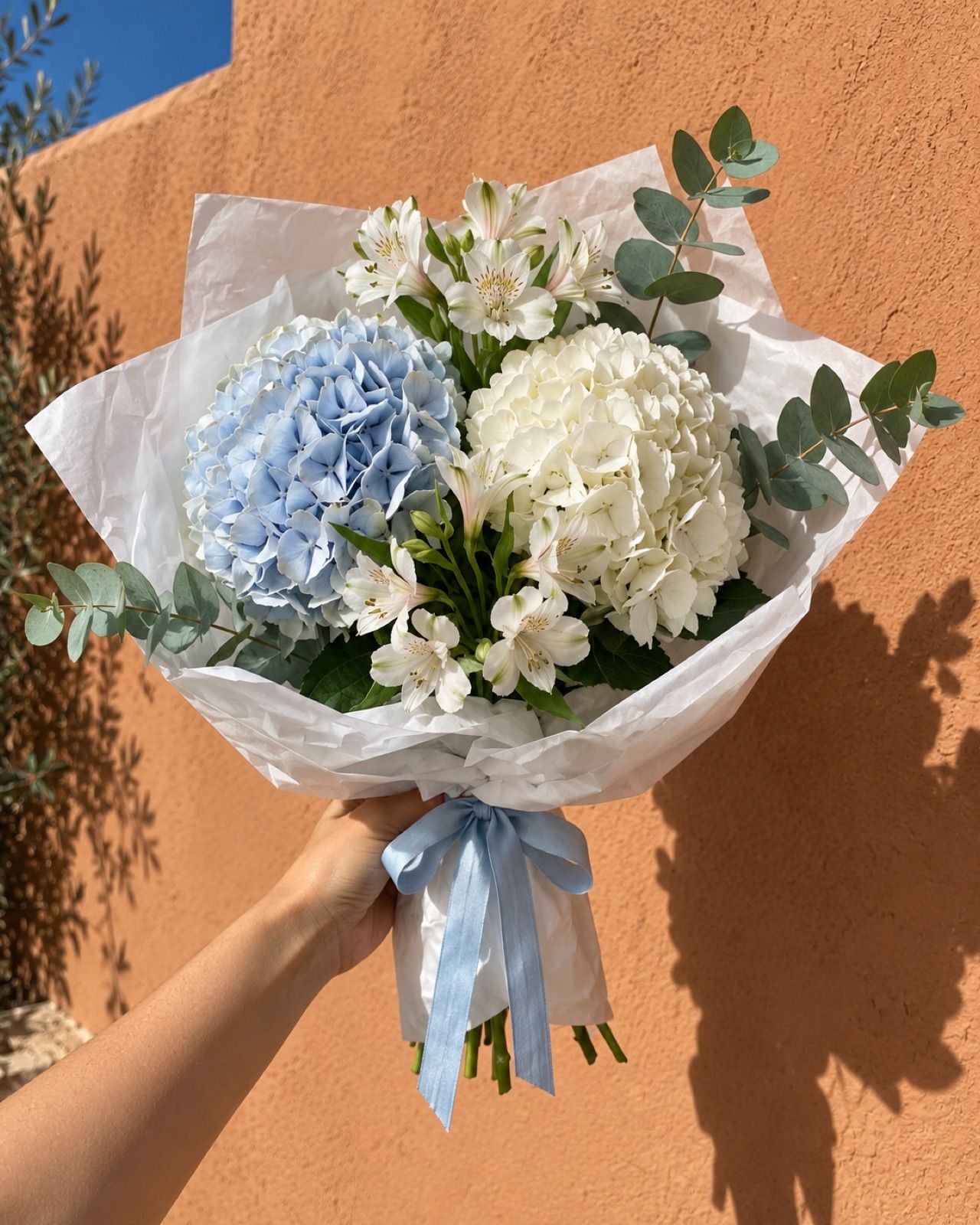 Mar: 2 hortensias, azul y blanca, con 5 alstroemerias y eucalipto