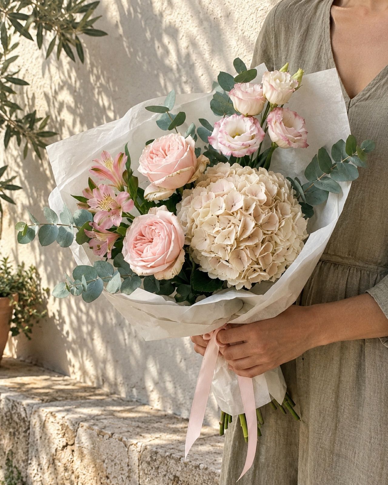 Gràcia: Hortensia, 3 rosas pastel, 3 lisianthus, 3 alstroemerias y eucalipto