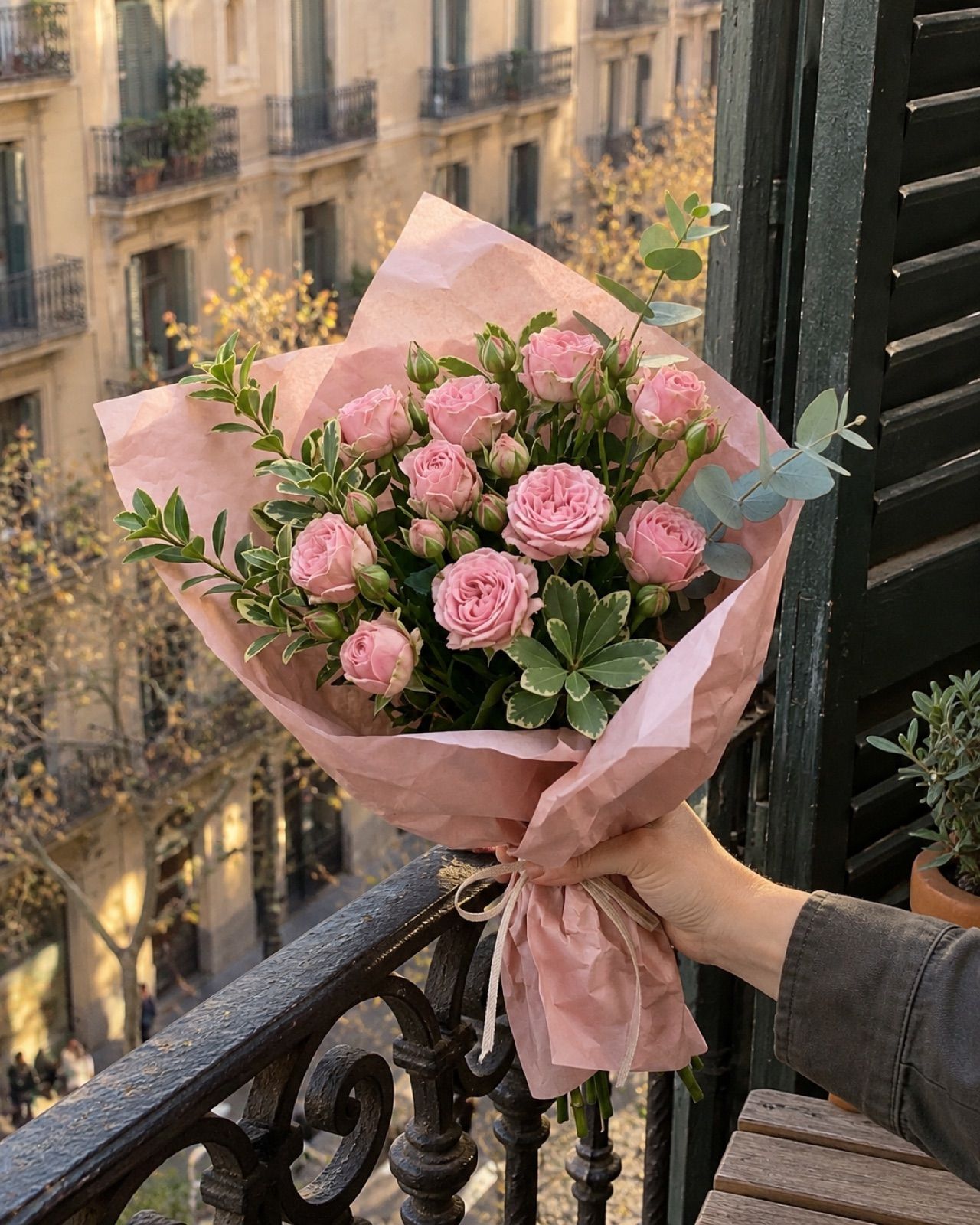 Petó: 5 ramas de rosa ramificada rosa con verde, en papel rosa