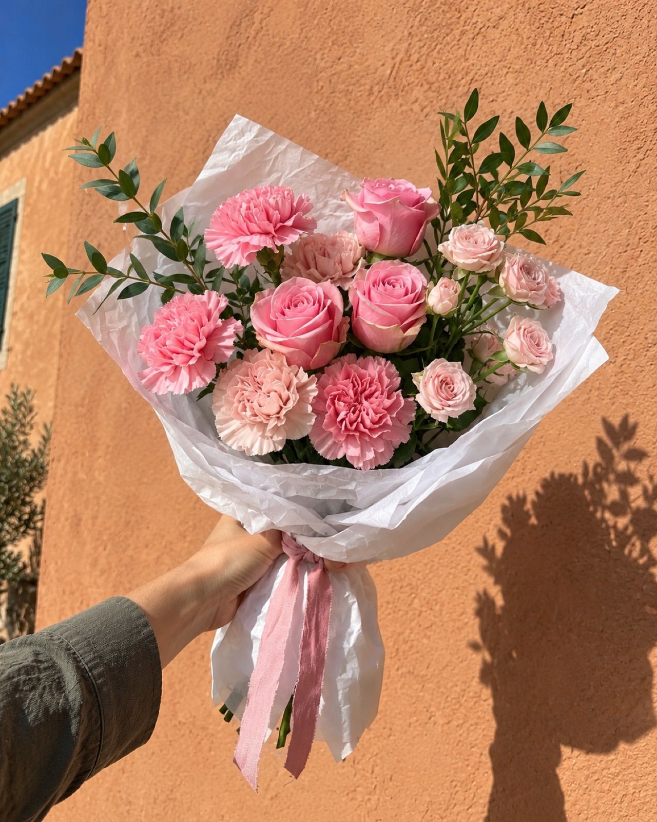 Rambla: 7 claveles, 3 rosas y 3 ramas de rosa ramificada en rosas suaves